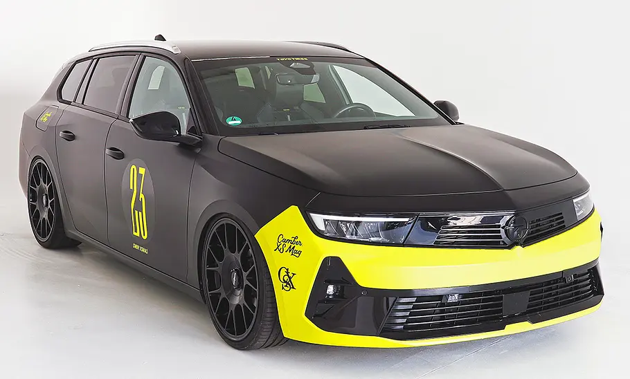Opel Astra Sports Tourer GSe von XS Carnight Opel Astra Sports Tourer GSe von XS Carnight stehend von schräg vorne