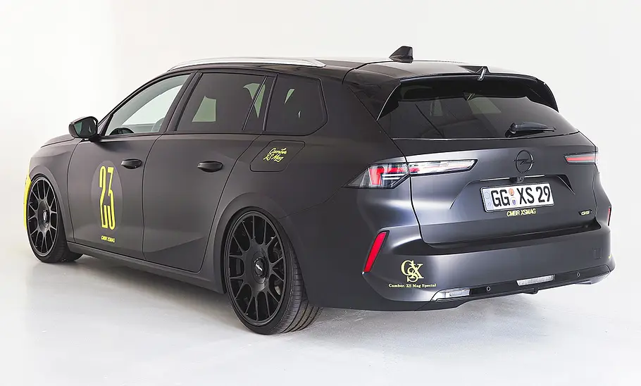 Opel Astra Sports Tourer GSe von XS Carnight Opel Astra Sports Tourer GSe von XS Carnight stehend von schräg hinten