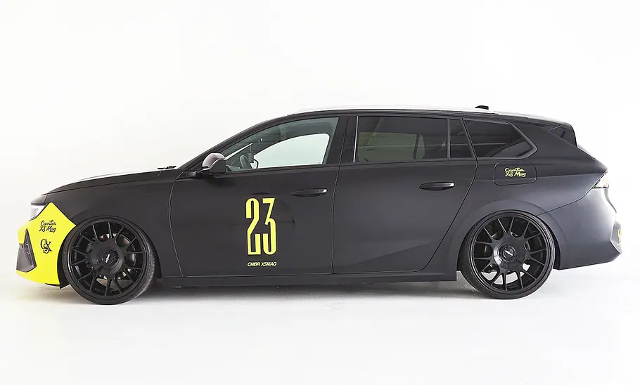 Opel Astra Sports Tourer GSe von XS Carnight Opel Astra Sports Tourer GSe von XS Carnight stehend seitlich