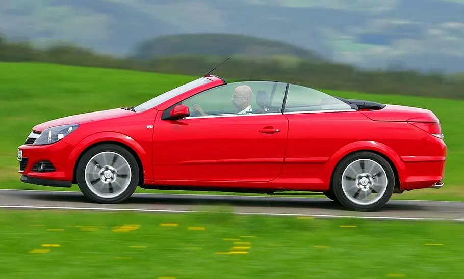 Die Seitenansicht des fahrenden Opel Astra TwinTop.