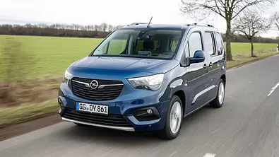 Der Opel Combo (2018) fährt eine Landstraße entlang, von vorne links fotografiert. - Foto: Frank Ratering