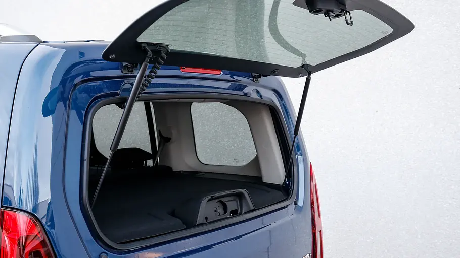 Die Heckscheibe des Opel Combo (2018) steht bei geschlossener Heckklappe offen.