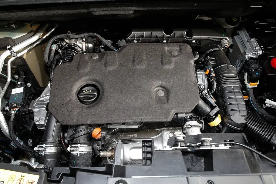 Der Motor des Opel Combo (2018) in der Detailaufnahme.