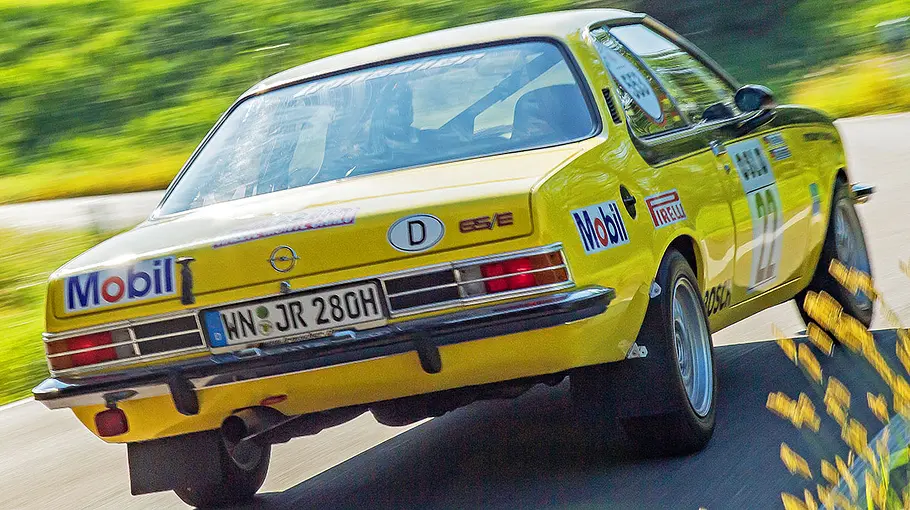 Der Irmscher Opel Commodore B GS/E fahrend von hinten.