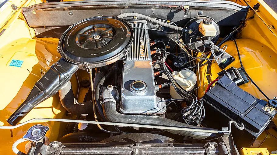Der Motor des Opel Commodore B GS.