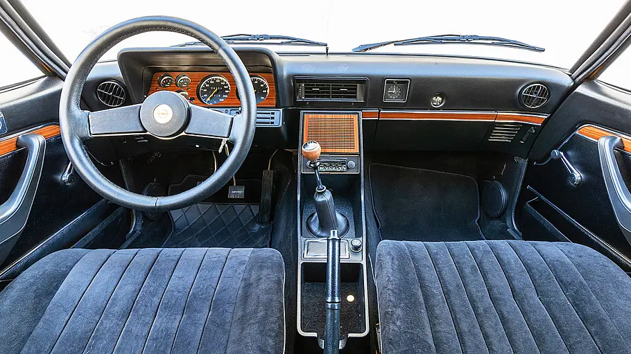 Das Cockpit des Opel Commodore B GS.