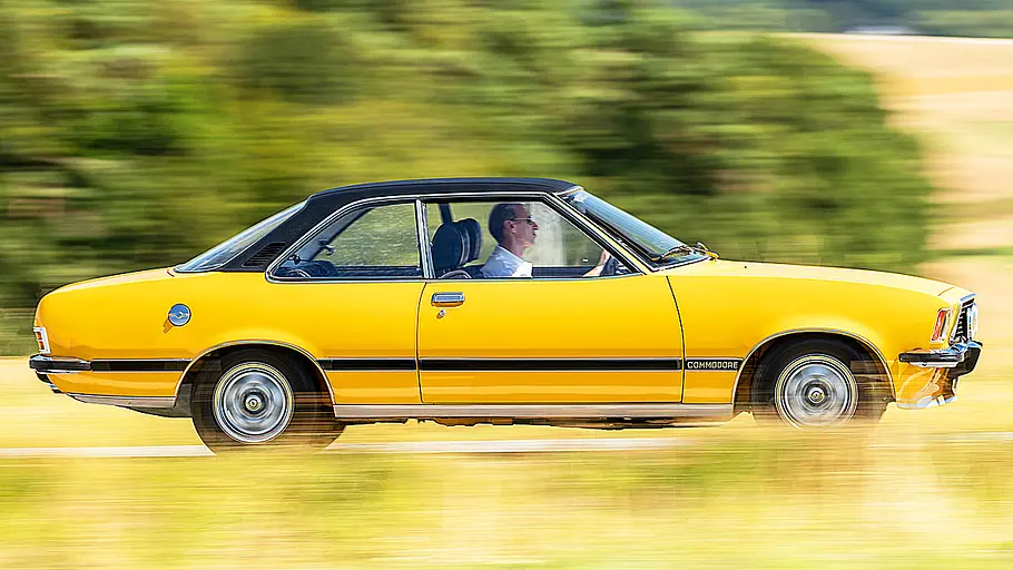 Der Opel Commodore B GS fahrend seitlich.