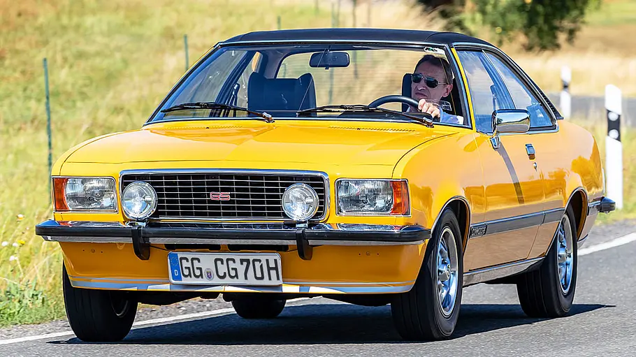 Der Opel Commodore B GS fahrend von schräg vorne.