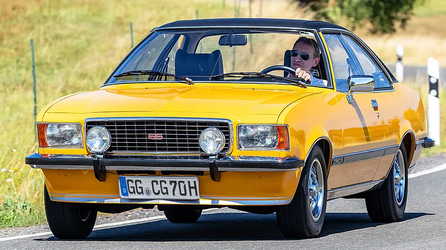 Der Opel Commodore B GS fahrend von schräg vorne