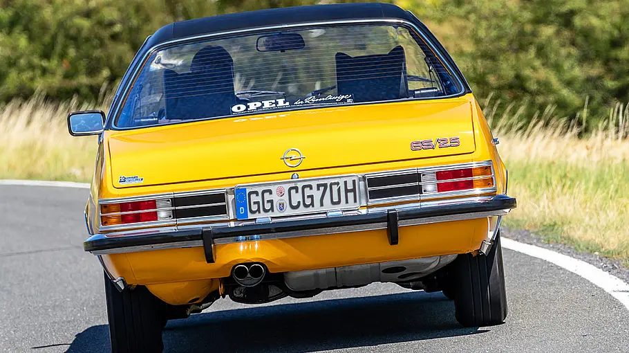 Der Opel Commodore B GS fahrend von hinten.