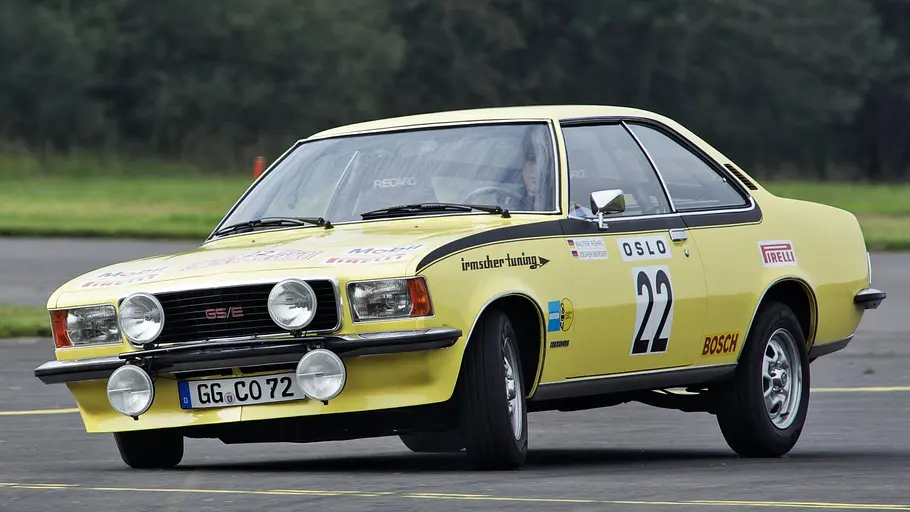 Opel Commodore GS/E fahrend von schräg vorne fotografiert. 
