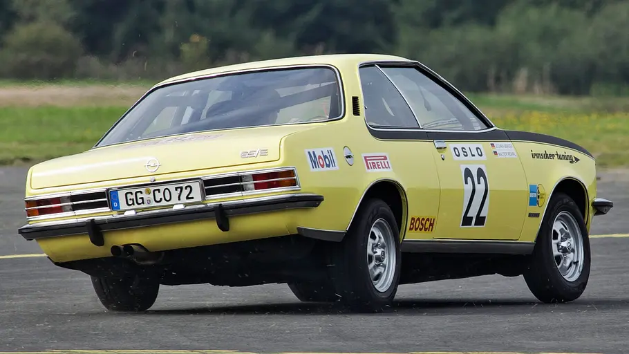 Opel Commodore GS/E fahrend von schräg hinten fotografiert. 