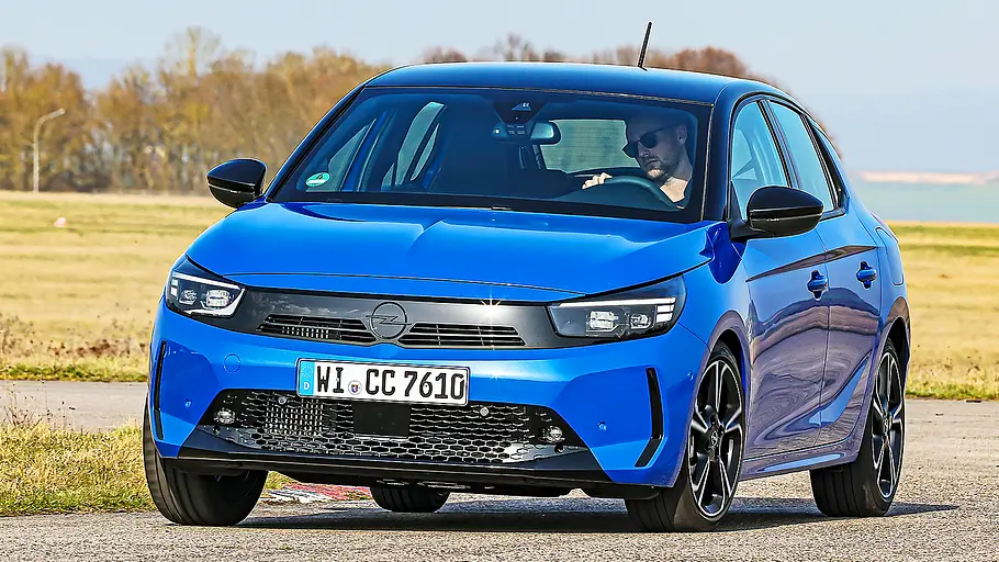 Blick von schräg vorne auf den fahrenden Opel Corsa.