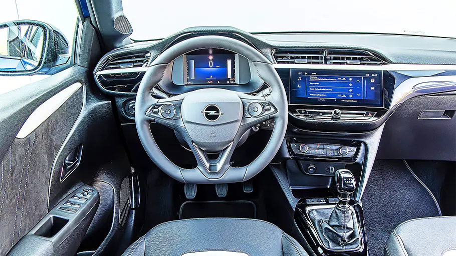 Blick auf die Armaturen im Innenraum des Opel Corsa.