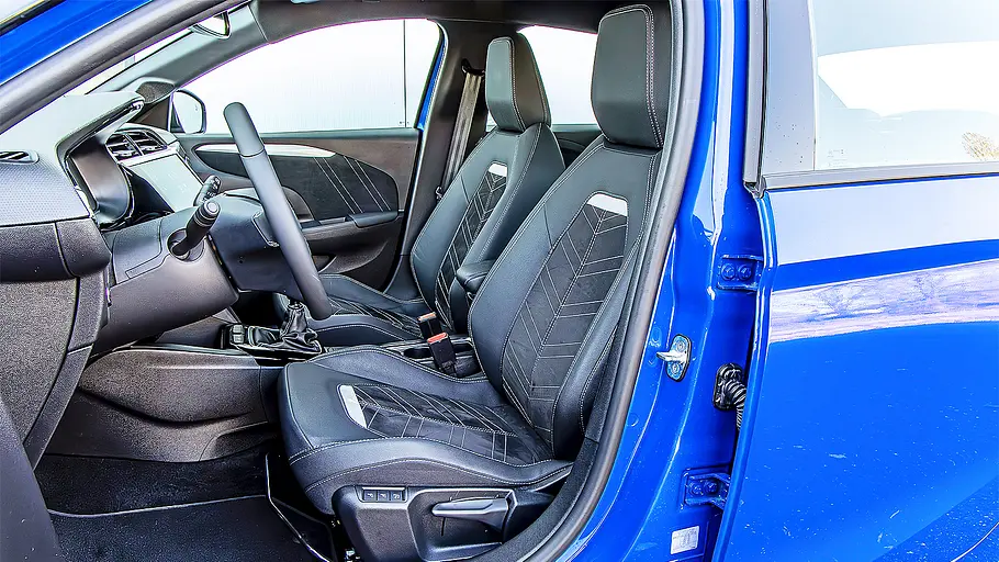 Blick auf die Vordersitze im Innenraum des Opel Corsa.