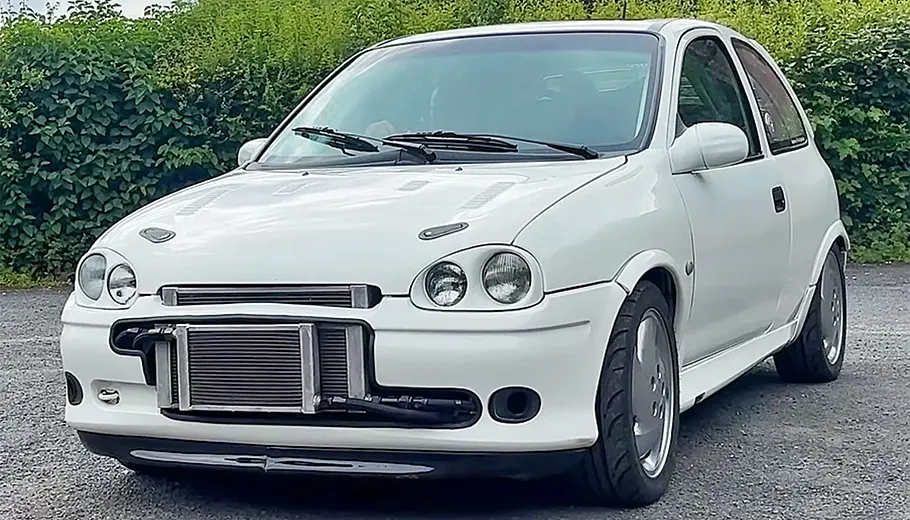 Der Opel Corsa Bimotor stehend von vorne.
