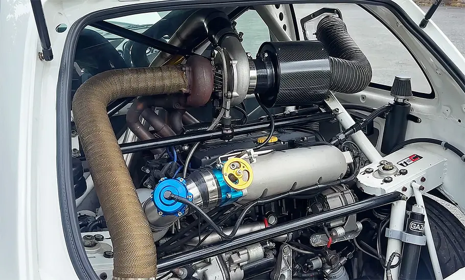 Blick auf den Heckmotor des Opel Corsa Bimotor von Twin Engine Corsa.