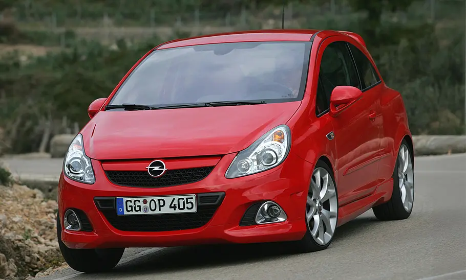 Opel Corsa D OPC Der Opel Corsa D OPC fahrend von schräg vorne fotografiert.