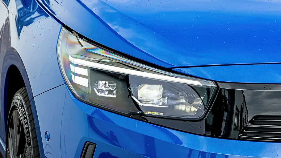 Nahaufnahme des LED-Scheinwerfers am blauen Opel Corsa-e