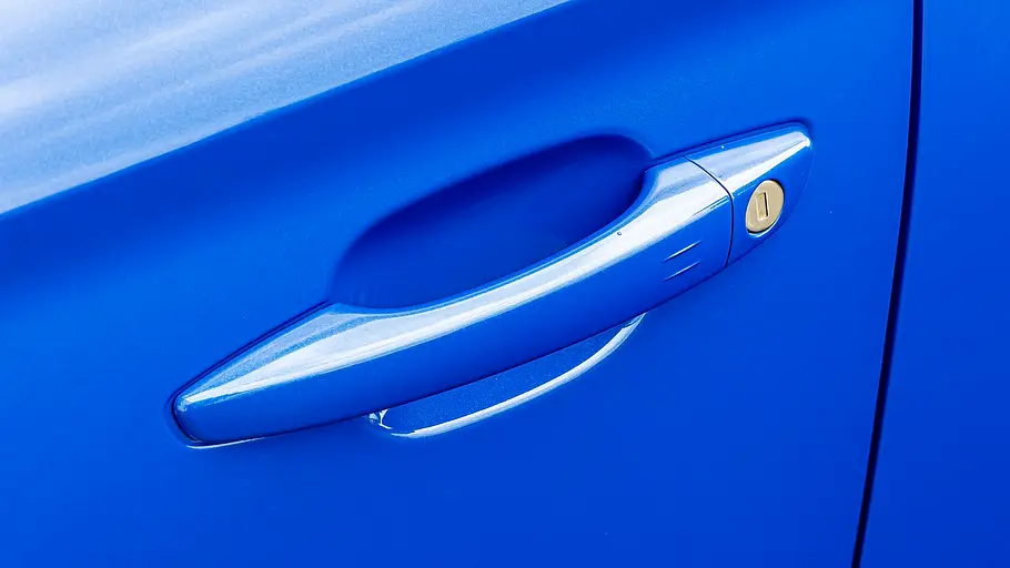 Nahaufnahme des lackierten Türgriffs am blauen Opel Corsa-e
