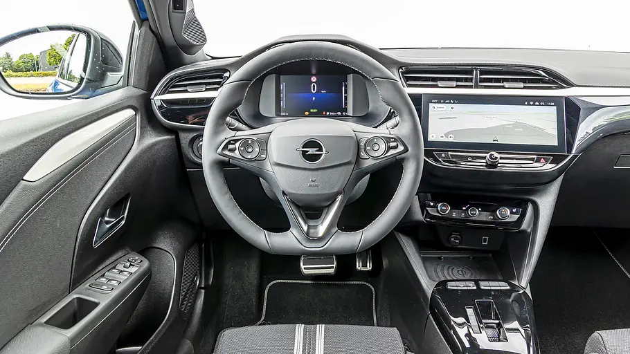 Cockpit des Opel Corsa-e mit Lenkrad, digitalem Kombiinstrument und Touchscreen in der Mittelkonsole