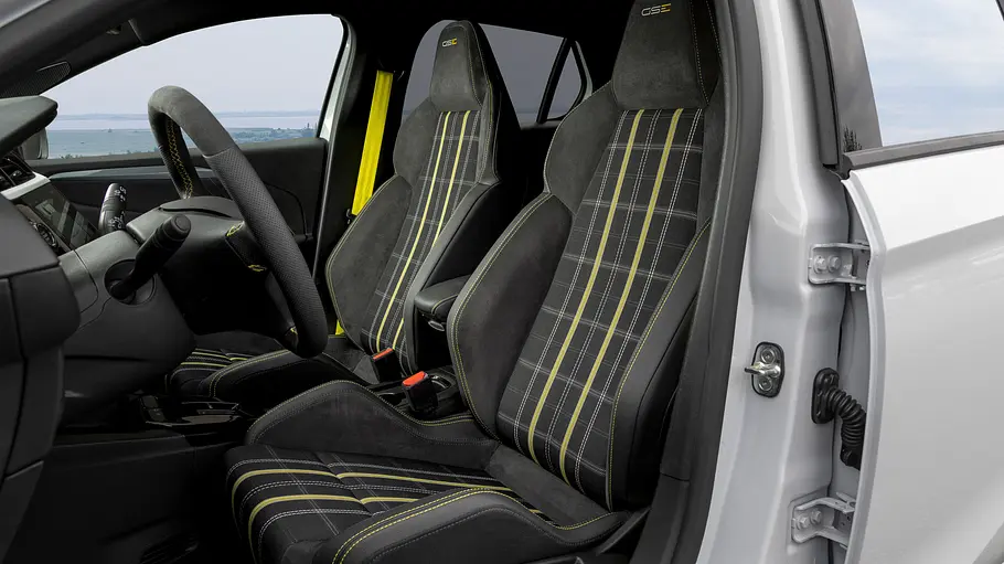 Opel Corsa GSE Blick durch die geöffnete Fahrertüre auf die Vordersitze des Opel Corsa GSE.