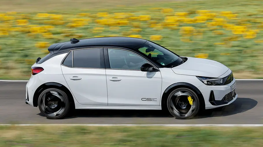 Opel Corsa GSE Der Opel Corsa GSE fahrend von der Seite rechts.