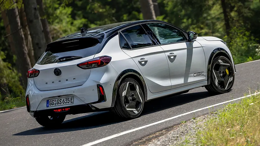 Opel Corsa GSE Der Opel Corsa GSE fahrend von schräg hinten rechts.