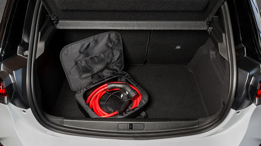 Opel Corsa GSE Blick in den geöffneten Kofferraum des Opel Corsa GSE, in dem ein Ladekabel samt Aufbewahrungstasche liegt.