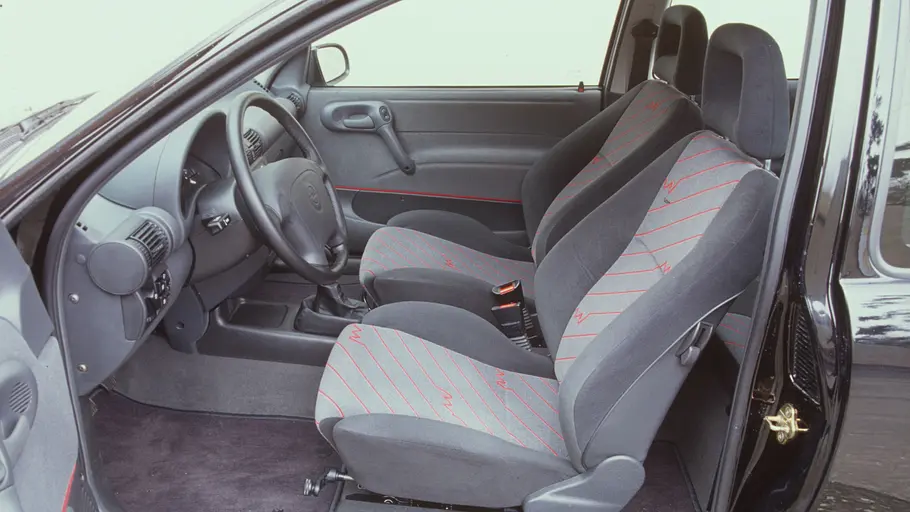 Der Innenraum des Opel Corsa GSi 16V