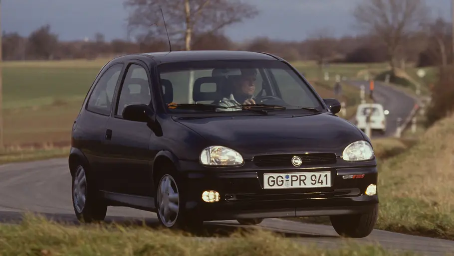 Opel Corsa GSi 16V fahrend von schräg vorne fotografiert. 