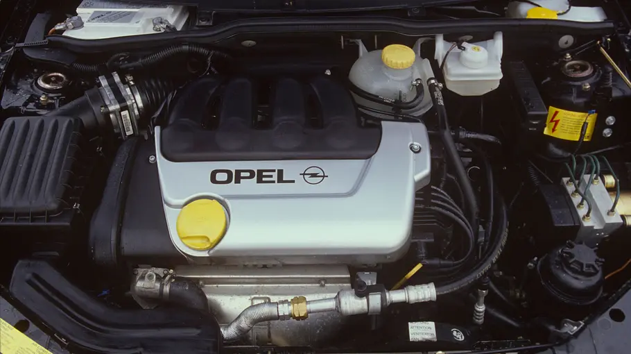 Der Motor des Opel Corsa GSi 16V. 