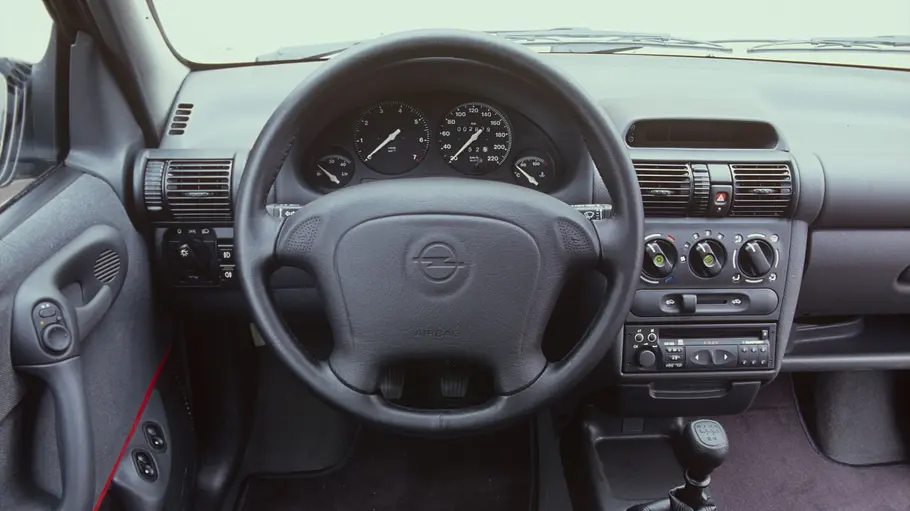 Das Cockpit des Opel Corsa GSi 16V.    