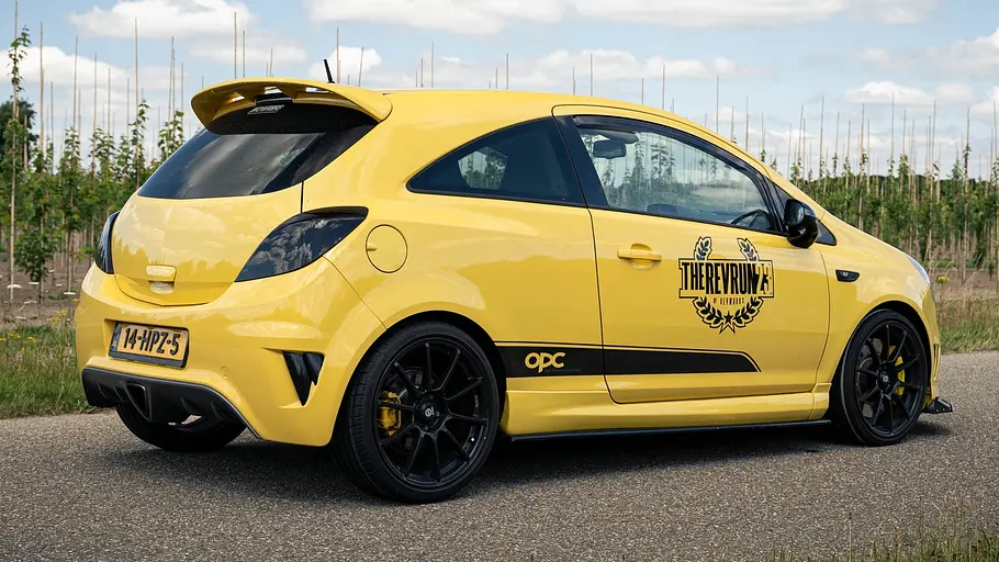 Opel Corsa OPC von KCPerformance, fotografiert von schräg hinten.