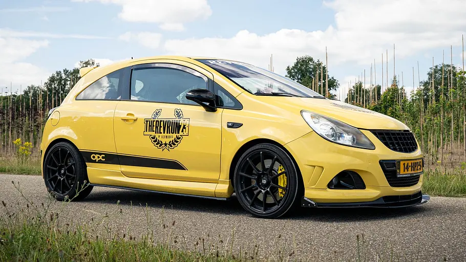 Opel Corsa OPC von KCPerformance, fotografiert von schräg vorne.