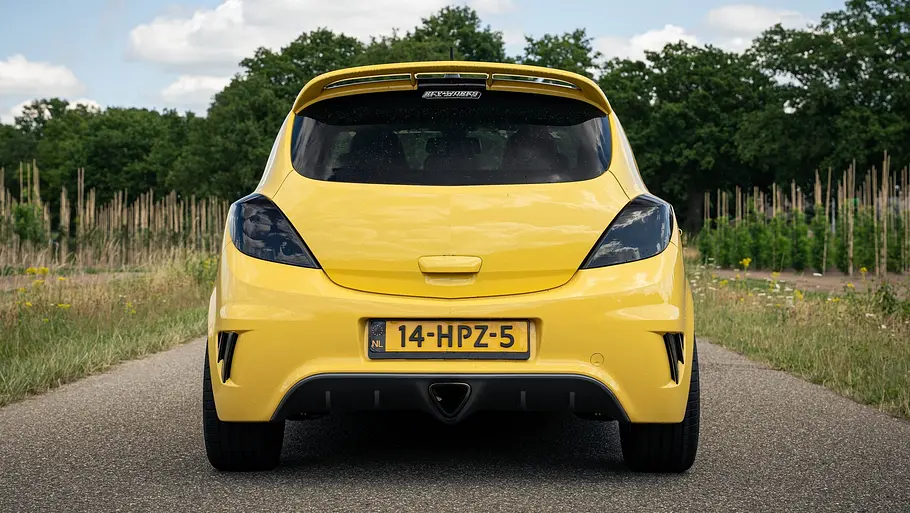 Opel Corsa OPC von KCPerformance, fotografiert von hinten.