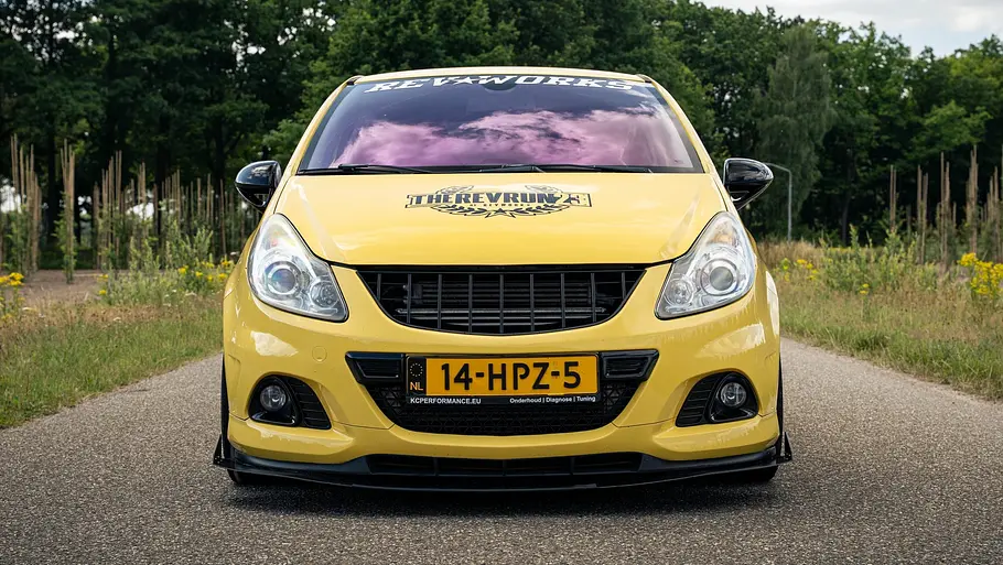Opel Corsa OPC von KCPerformance, fotografiert von vorne.