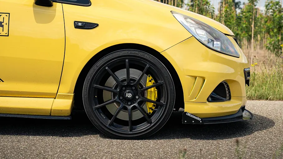 Rechtes Vorderrad des Opel Corsa OPC von KCPerformance, fotografiert von der Seite.