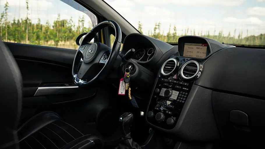 Cockpit des Opel Corsa OPC von KCPerformance, fotografiert von rechts.