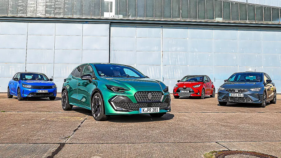 Blick von schräg vorne auf die vier Kleinwagen Opel Corsa, Renault Clio, Toyota Yaris und Seat Ibiza.