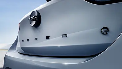 Das Bild zeigt den Opel-Corsa-Schriftzug am Heck. - Foto: Opel
