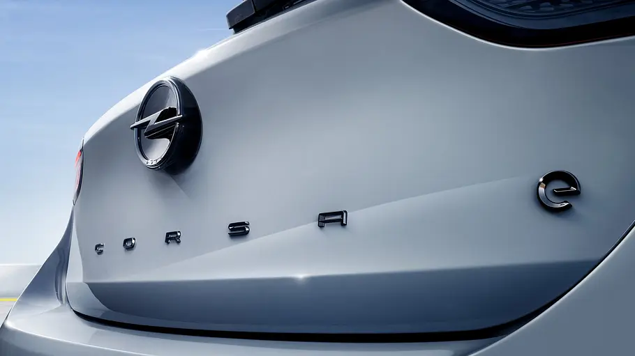 Das Bild zeigt den Opel-Corsa-Schriftzug am Heck.