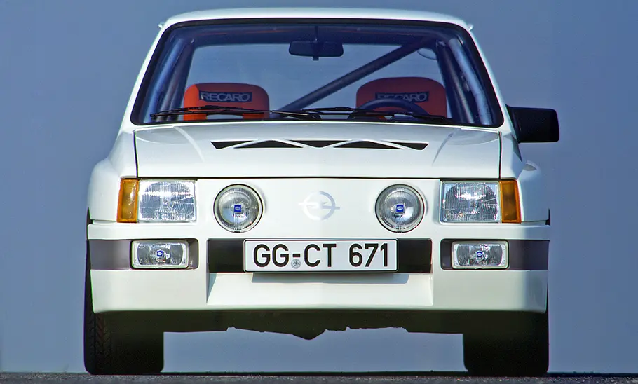 Der Opel Corsa Sprint stehend von vorne.