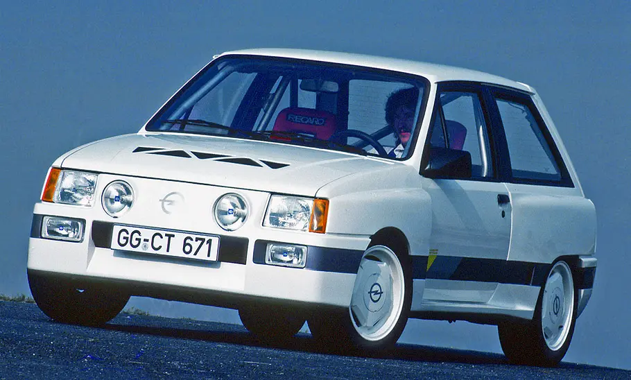 Der Opel Corsa Sprint stehend von schräg vorne.