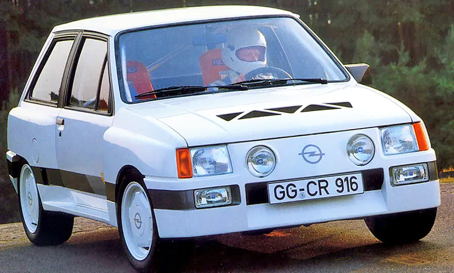 Der Opel Corsa Sprint stehend von schräg vorne.