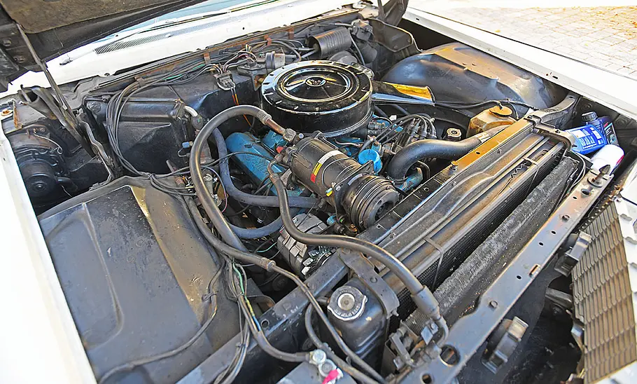 Cadillac De Ville Convertible Der V8-Motor des Cadillac De Ville Convertible.