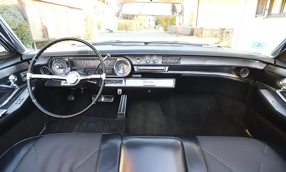 Cadillac De Ville Convertible Das Cockpit des Cadillac De Ville Convertible.