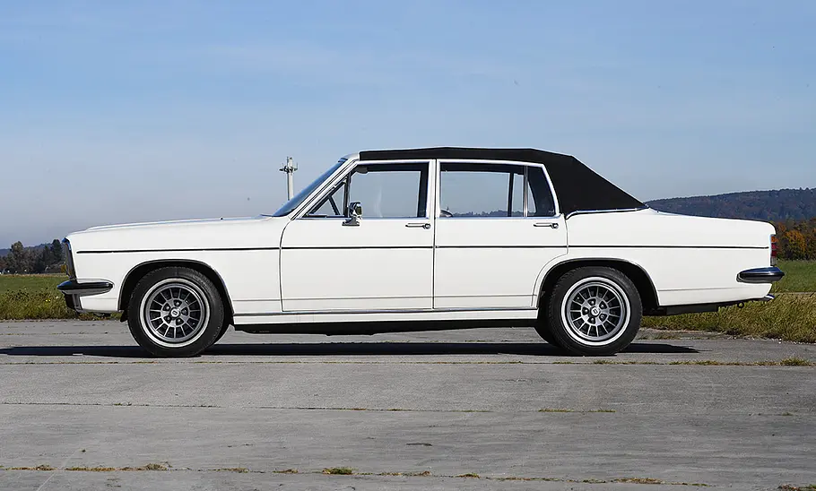 Das Opel Diplomat B Cabriolet stehend von der Seite fotografiert. Das Verdeck ist geschlossen.