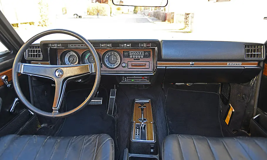 Opel Diplomat B Cabriolet Das Cockpit des Opel Diplomat B Cabriolet.