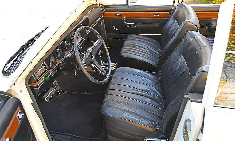 Opel Diplomat B Cabriolet Blick in den Innenraum des Opel Diplomat B Cabriolet mit geöffnetem Verdeck, der Fokus liegt auf der ersten Sitzreihe.